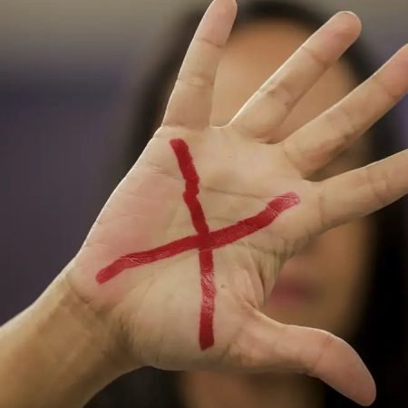 ROUPAS EM CHAMAS: HOMEM É PRESO POR AMEAÇAR A EX E PROVOCAR INCÊNDIO