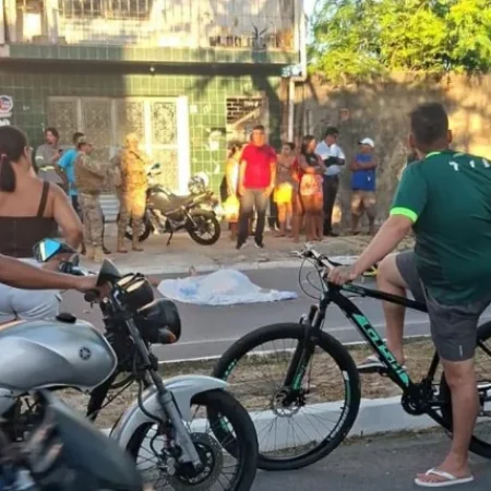 ADOLESCENTE EM BICICLETA MORRE APÓS SER ATINGIDO POR CAMINHÃO; VEJA VÍDEO