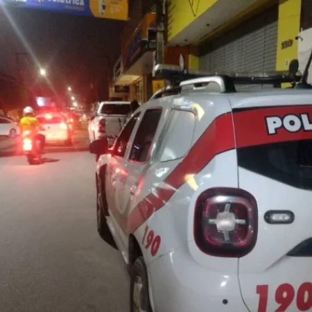 MOTOCICLISTA SEM HABILITAÇÃO INVADE PASTELARIA E ATINGE DUAS PESSOAS