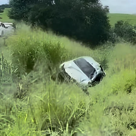 MOTORISTA PERDE CONTROLE DE HILUX E SAI DA PISTA NA AL-110