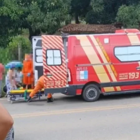 BATIDA ENVOLVENDO MOTO E CARRO DEIXA JOVEM GRAVEMENTE FERIDO