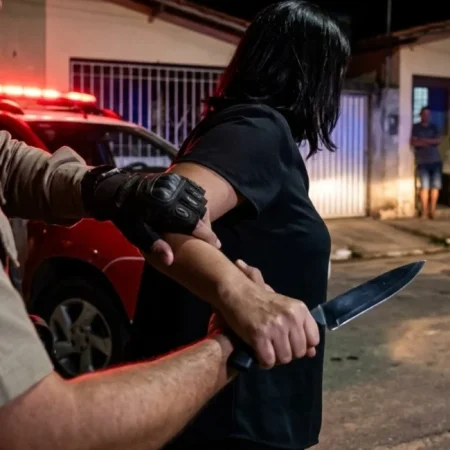 MULHER AMEAÇA MATAR EX-COMPANHEIRO COM FACA EM VIA PÚBLICA