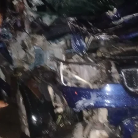 COLISÃO ENTRE TRATOR E CARRO DEIXA DOIS FERIDOS E MOTORISTA FOGE