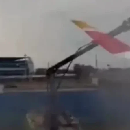AVIÃO SE CHOCA COM CAMINHÃO DE BOMBEIROS DURANTE BATISMO EM VOO INAUGURAL