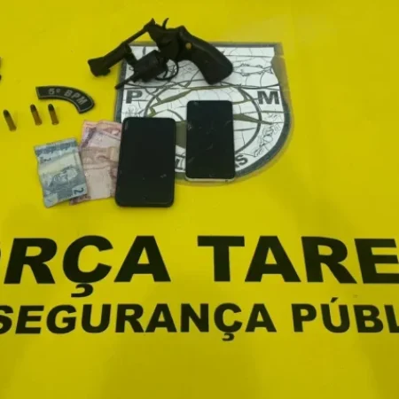 POLÍCIA RECUPERA MOTO ROUBADA E PRENDE HOMEM COM ARMA DE FOGO
