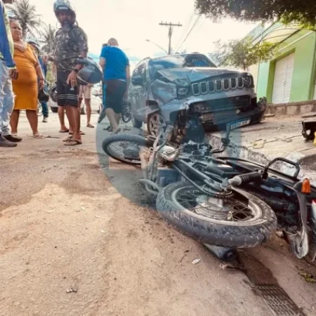 ACIDENTE ENVOLVE TRÊS VEÍCULOS ENQUANTO MOTORISTA FAZIA RETORNO
