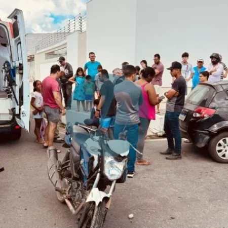 MULHER FICA FERIDA APÓS COLISÃO ENTRE CARRO E MOTOCICLETA