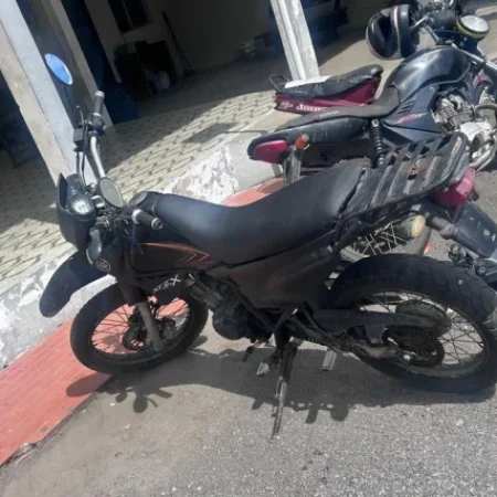MOTOCICLETA FURTADA É RECUPERADA PELA PM; PROPRIETÁRIO HAVIA DEIXADO A CHAVE NA IGNIÇÃO