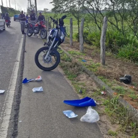 DOIS MOTOCICLISTAS FICAM FERIDOS APÓS COLISÃO NA AL 115