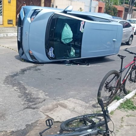 CARRO CAPOTA EM RUA E TRÂNSITO FICA CONTURBADO