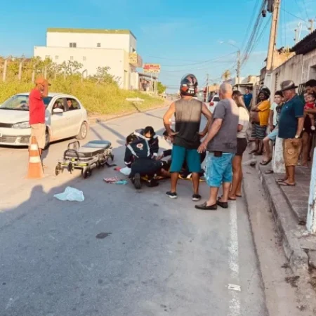 PILOTO DE MOTO FICA FERIDO APÓS COLIDIR CONTRA BASE DE POSTE