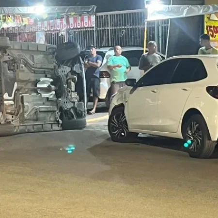 CARRO TOMBA APÓS MOTORISTA PERDER O CONTROLE AO PASSAR POR LOMBADA